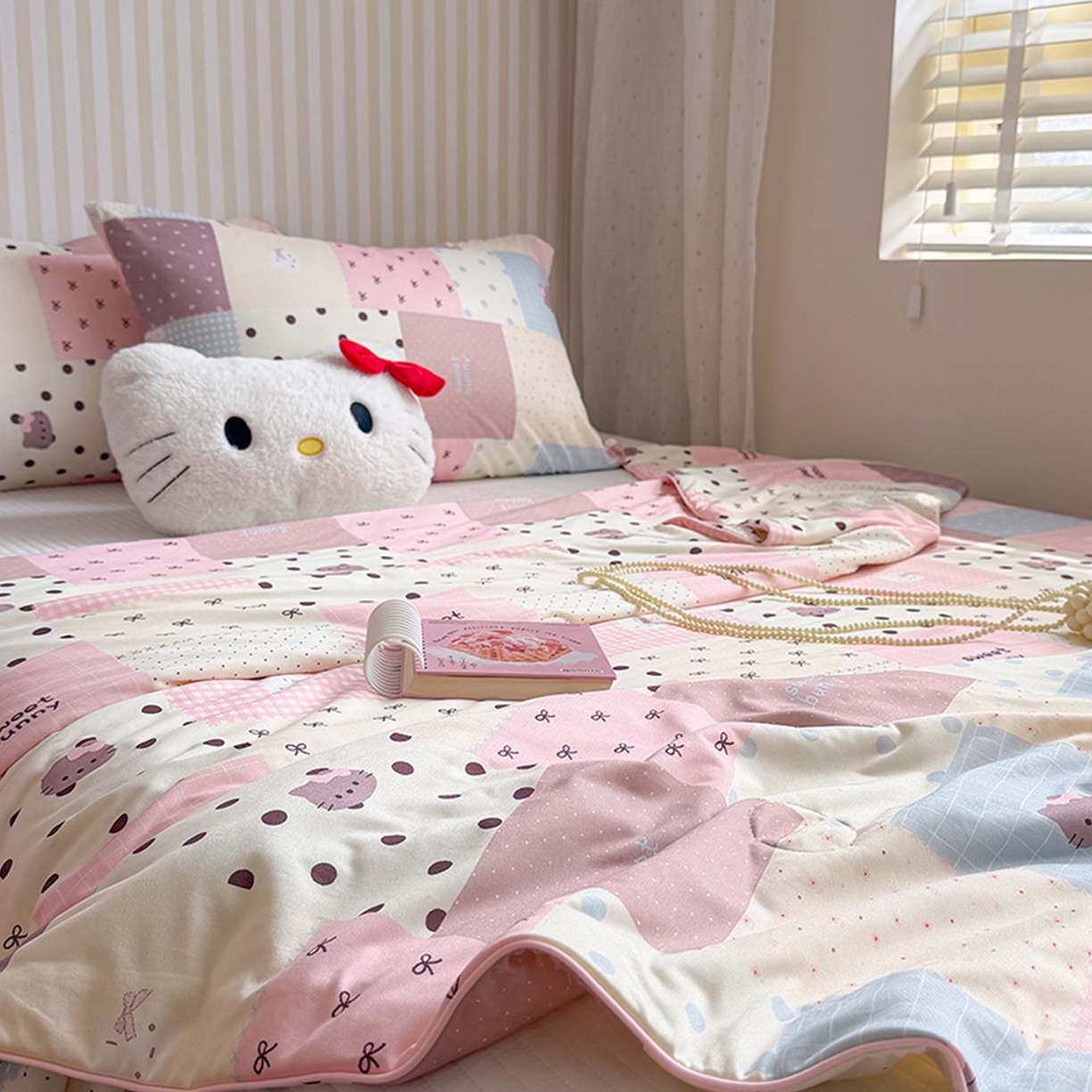 91家纺网 家纺一手货源 找家纺 桃子家居 2026新款A类卡通小清新奶乎乎高品质牛奶丝软糯针织棉嵌绳工艺夏被系列 针织嵌绳-奶盐格粉纹猫咪