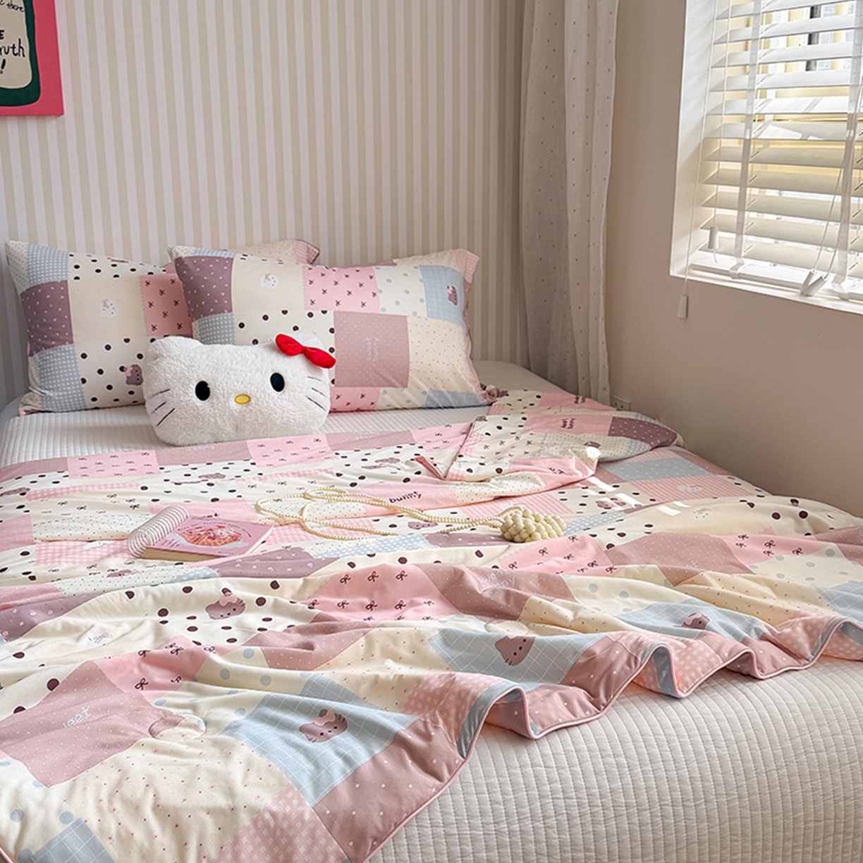 91家纺网 家纺一手货源 找家纺 桃子家居 2026新款A类卡通小清新奶乎乎高品质牛奶丝软糯针织棉嵌绳工艺夏被系列 针织嵌绳-奶盐格粉纹猫咪