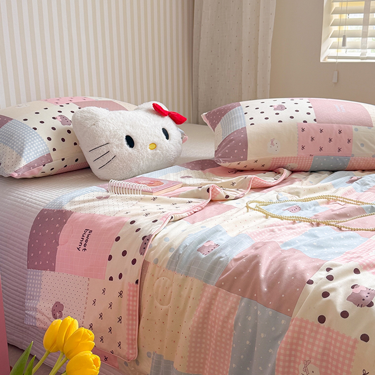 91家纺网 家纺一手货源 找家纺 桃子家居 2026新款A类卡通小清新奶乎乎高品质牛奶丝软糯针织棉嵌绳工艺夏被系列 针织嵌绳-奶盐格粉纹猫咪