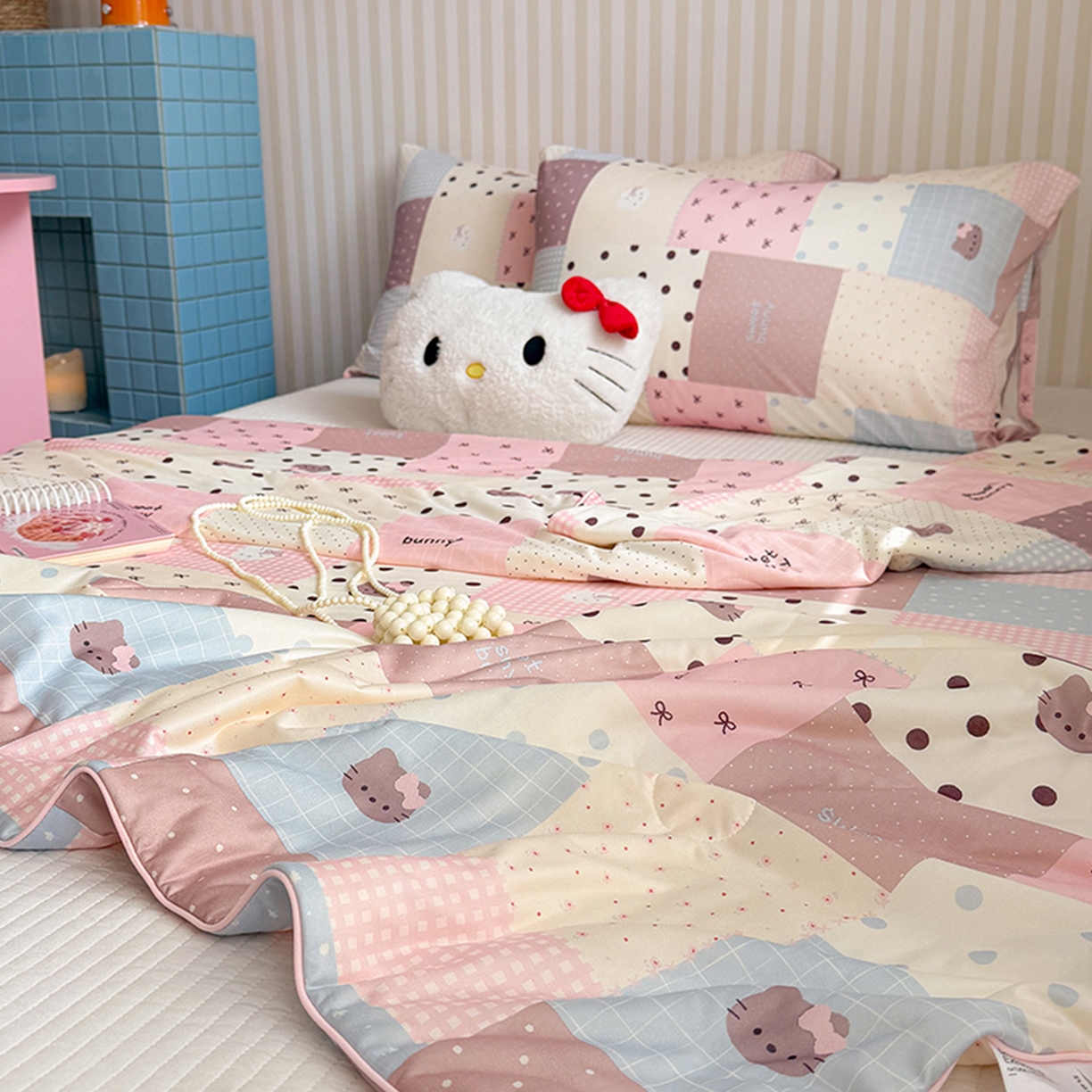 91家纺网 家纺一手货源 找家纺 桃子家居 2026新款A类卡通小清新奶乎乎高品质牛奶丝软糯针织棉嵌绳工艺夏被系列 针织嵌绳-奶盐格粉纹猫咪
