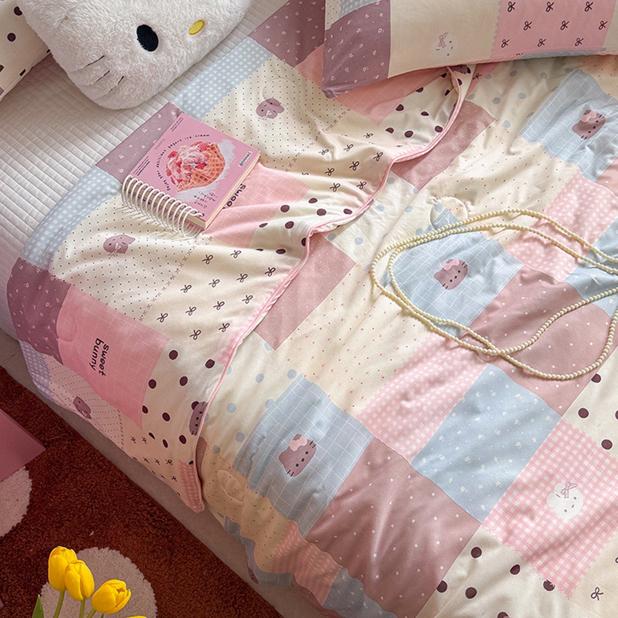 91家纺网 家纺一手货源 找家纺 桃子家居 2026新款A类卡通小清新奶乎乎高品质牛奶丝软糯针织棉嵌绳工艺夏被系列 针织嵌绳-奶盐格粉纹猫咪