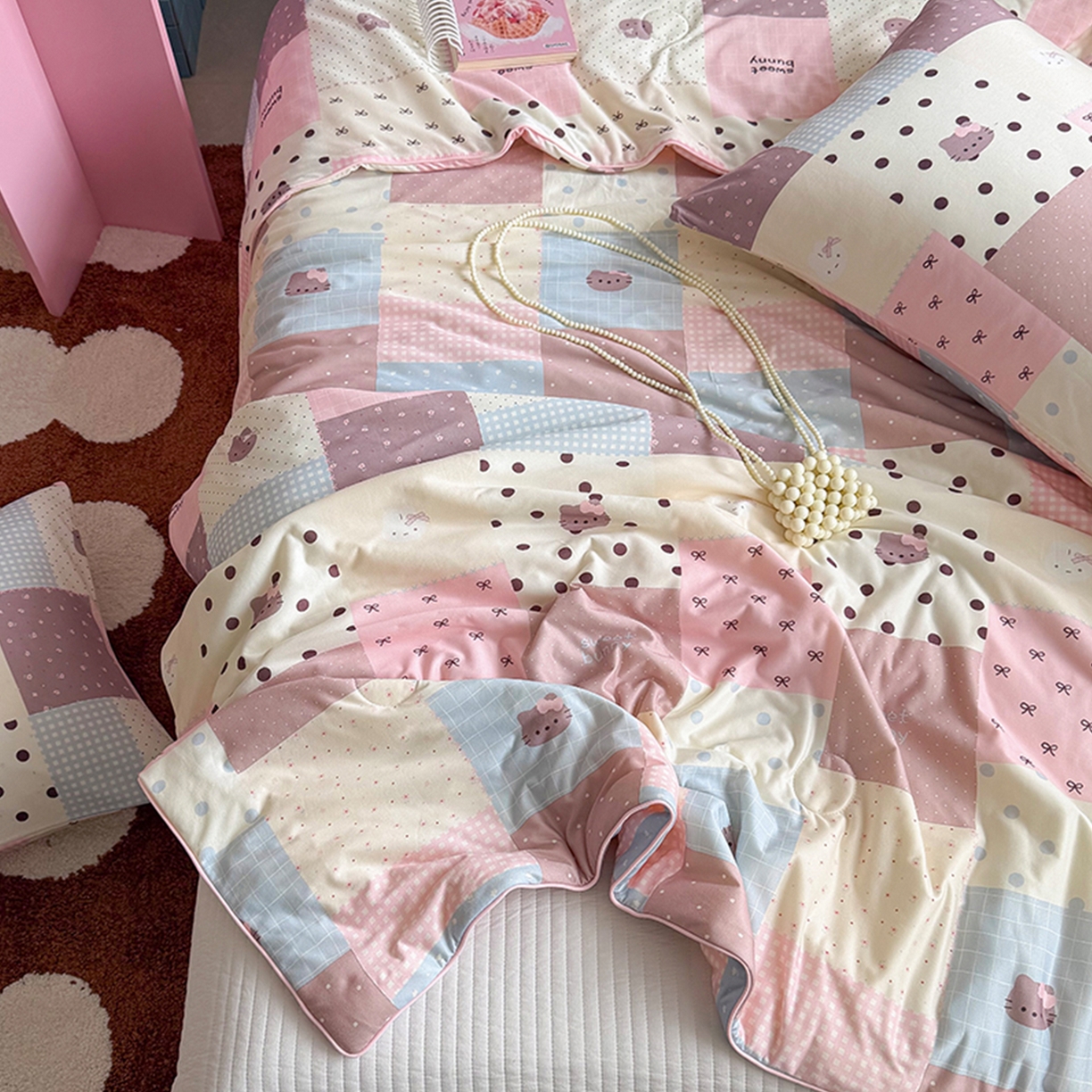 91家纺网 家纺一手货源 找家纺 桃子家居 2026新款A类卡通小清新奶乎乎高品质牛奶丝软糯针织棉嵌绳工艺夏被系列 针织嵌绳-奶盐格粉纹猫咪