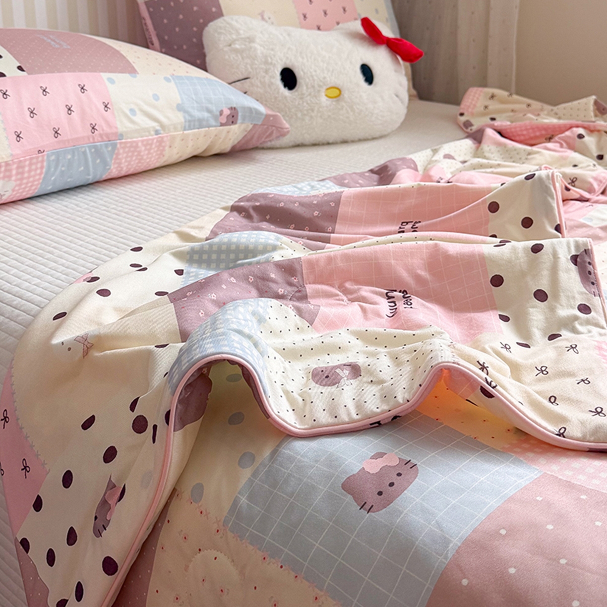 91家纺网 家纺一手货源 找家纺 桃子家居 2026新款A类卡通小清新奶乎乎高品质牛奶丝软糯针织棉嵌绳工艺夏被系列 针织嵌绳-奶盐格粉纹猫咪