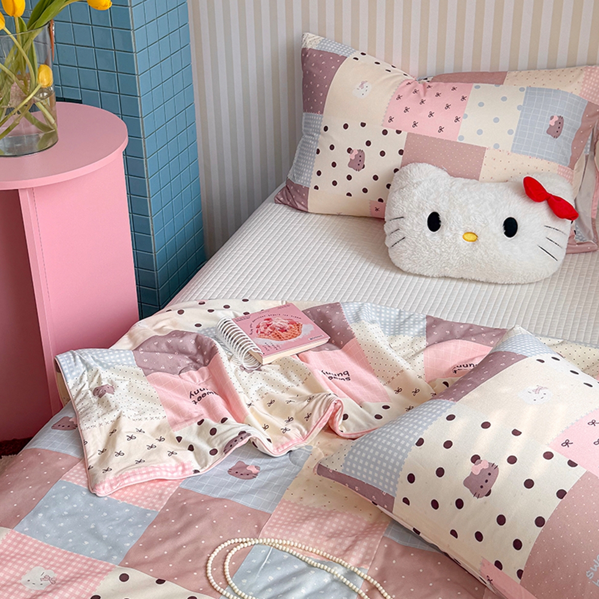 91家纺网 家纺一手货源 找家纺 桃子家居 2026新款A类卡通小清新奶乎乎高品质牛奶丝软糯针织棉嵌绳工艺夏被系列 针织嵌绳-奶盐格粉纹猫咪