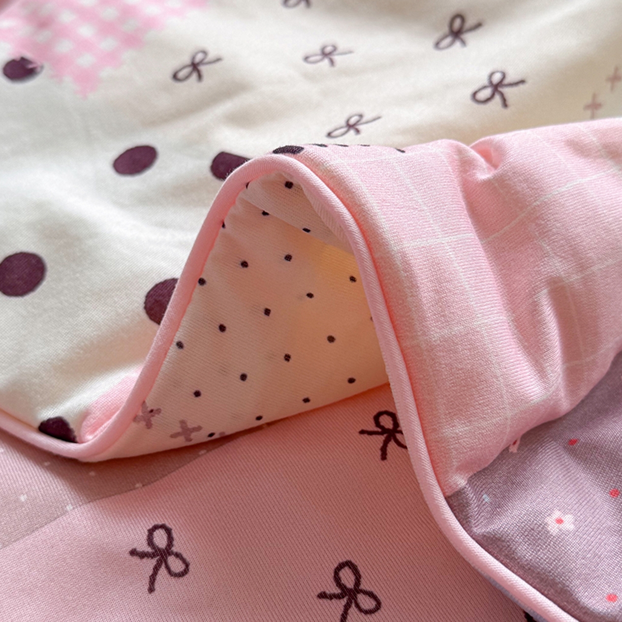 91家纺网 家纺一手货源 找家纺 桃子家居 2026新款A类卡通小清新奶乎乎高品质牛奶丝软糯针织棉嵌绳工艺夏被系列 针织嵌绳-奶盐格粉纹猫咪