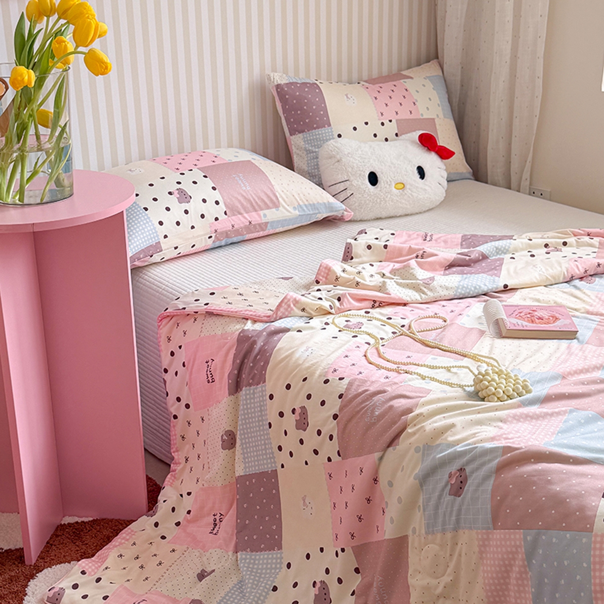 91家纺网 家纺一手货源 找家纺 桃子家居 2026新款A类卡通小清新奶乎乎高品质牛奶丝软糯针织棉嵌绳工艺夏被系列 针织嵌绳-奶盐格粉纹猫咪