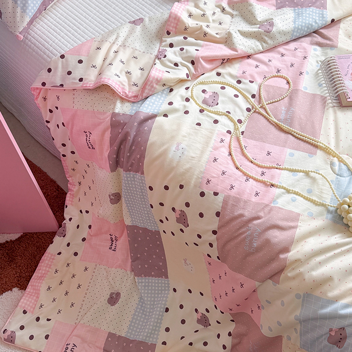 91家纺网 家纺一手货源 找家纺 桃子家居 2026新款A类卡通小清新奶乎乎高品质牛奶丝软糯针织棉嵌绳工艺夏被系列 针织嵌绳-奶盐格粉纹猫咪