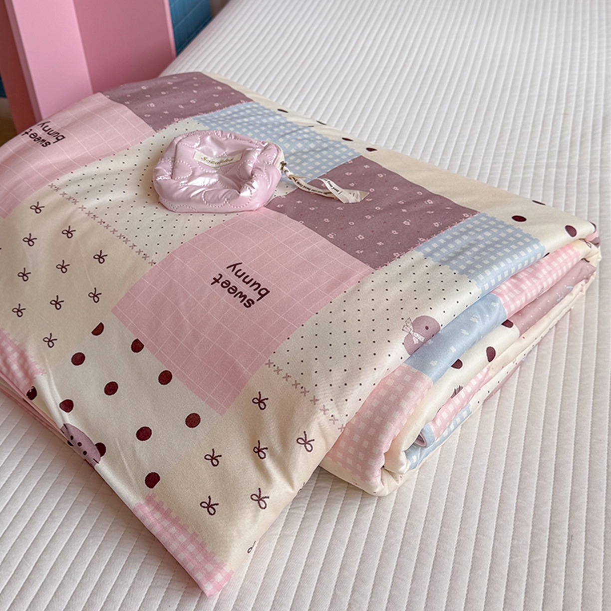 91家纺网 家纺一手货源 找家纺 桃子家居 2026新款A类卡通小清新奶乎乎高品质牛奶丝软糯针织棉嵌绳工艺夏被系列 针织嵌绳-奶盐格粉纹猫咪