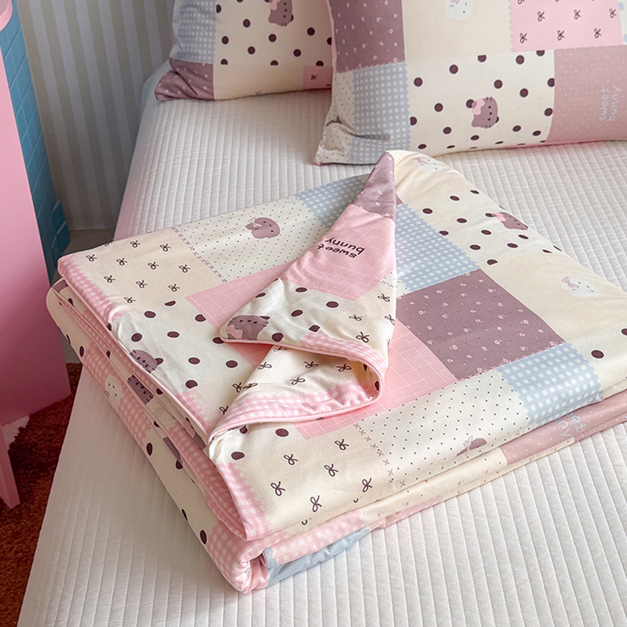 91家纺网 家纺一手货源 找家纺 桃子家居 2026新款A类卡通小清新奶乎乎高品质牛奶丝软糯针织棉嵌绳工艺夏被系列 针织嵌绳-奶盐格粉纹猫咪