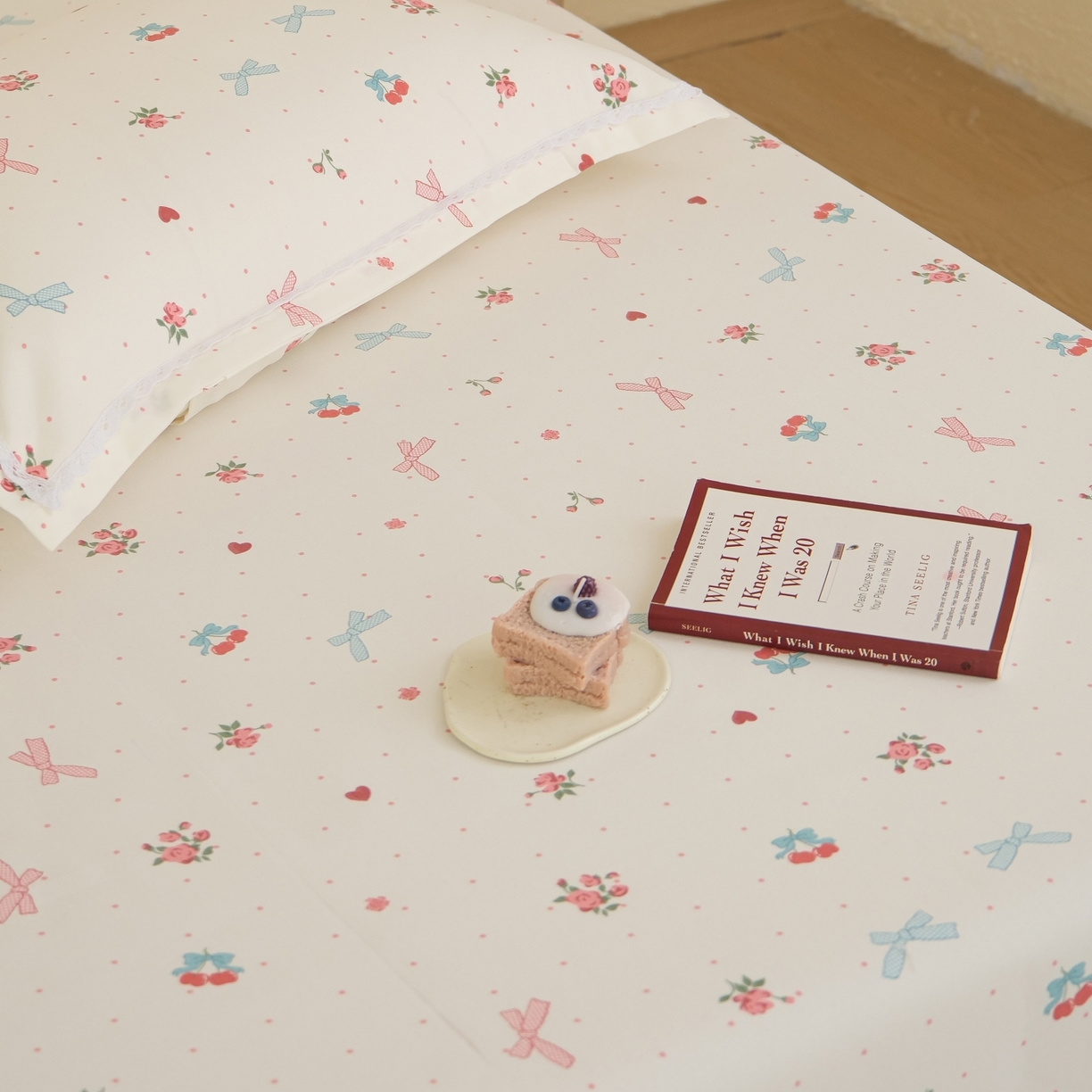 91家纺网 家纺一手货源 找家纺 慕绸家纺（原萌宝老粗布厂家） 2026新款原棉细纱工艺款亲肤柔软老粗布床单凉席席子春夏热门款-直播热卖圆角花边款 铃兰结