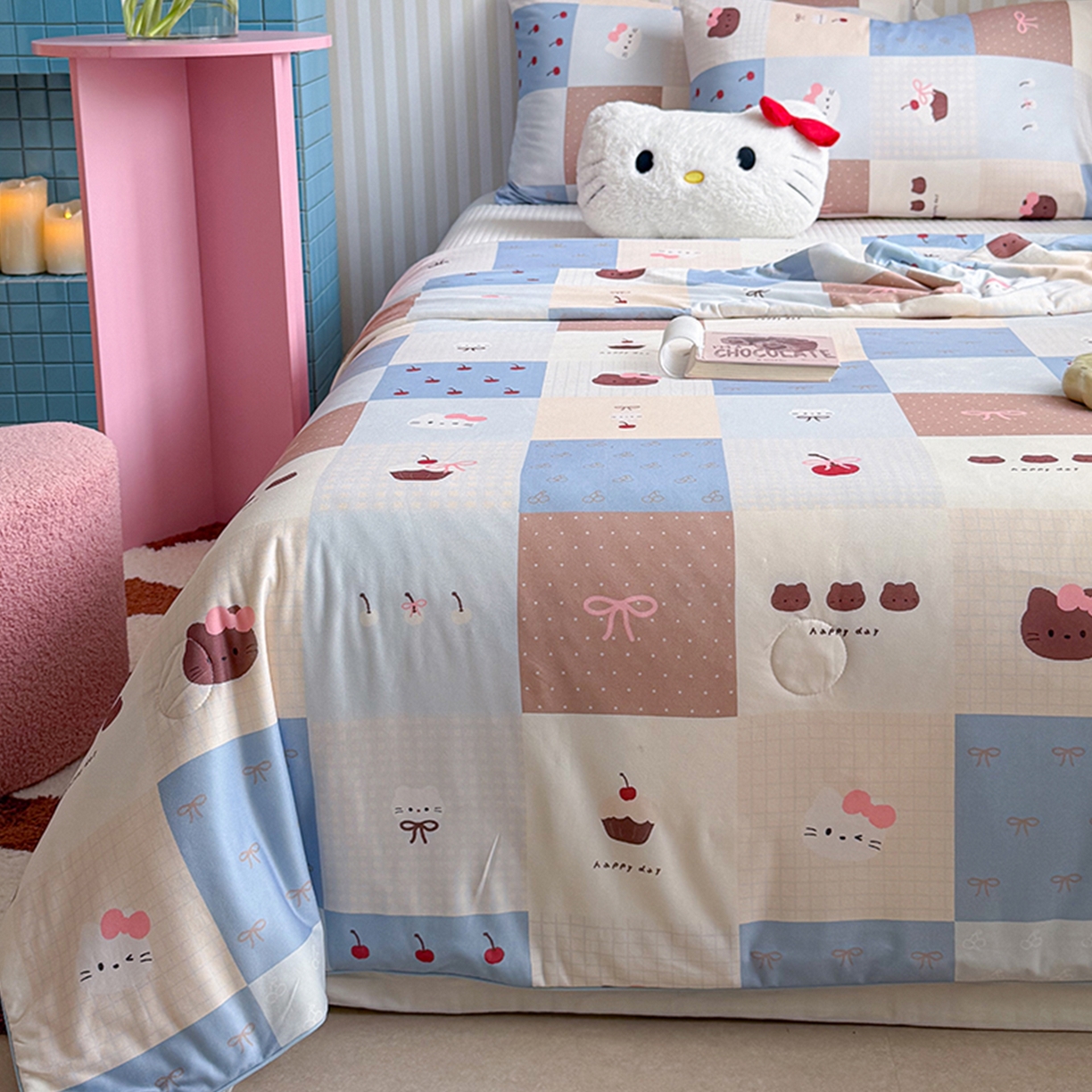 91家纺网 家纺一手货源 找家纺 桃子家居 2026新款A类卡通小清新奶乎乎高品质牛奶丝软糯针织棉嵌绳工艺夏被系列 针织嵌绳-奶盐蓝格纹猫咪