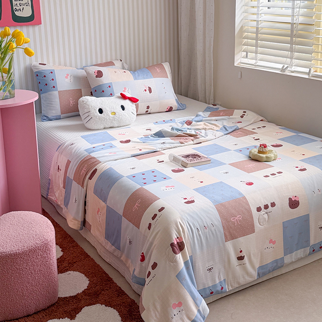 91家纺网 家纺一手货源 找家纺 桃子家居 2026新款A类卡通小清新奶乎乎高品质牛奶丝软糯针织棉嵌绳工艺夏被系列 针织嵌绳-奶盐蓝格纹猫咪