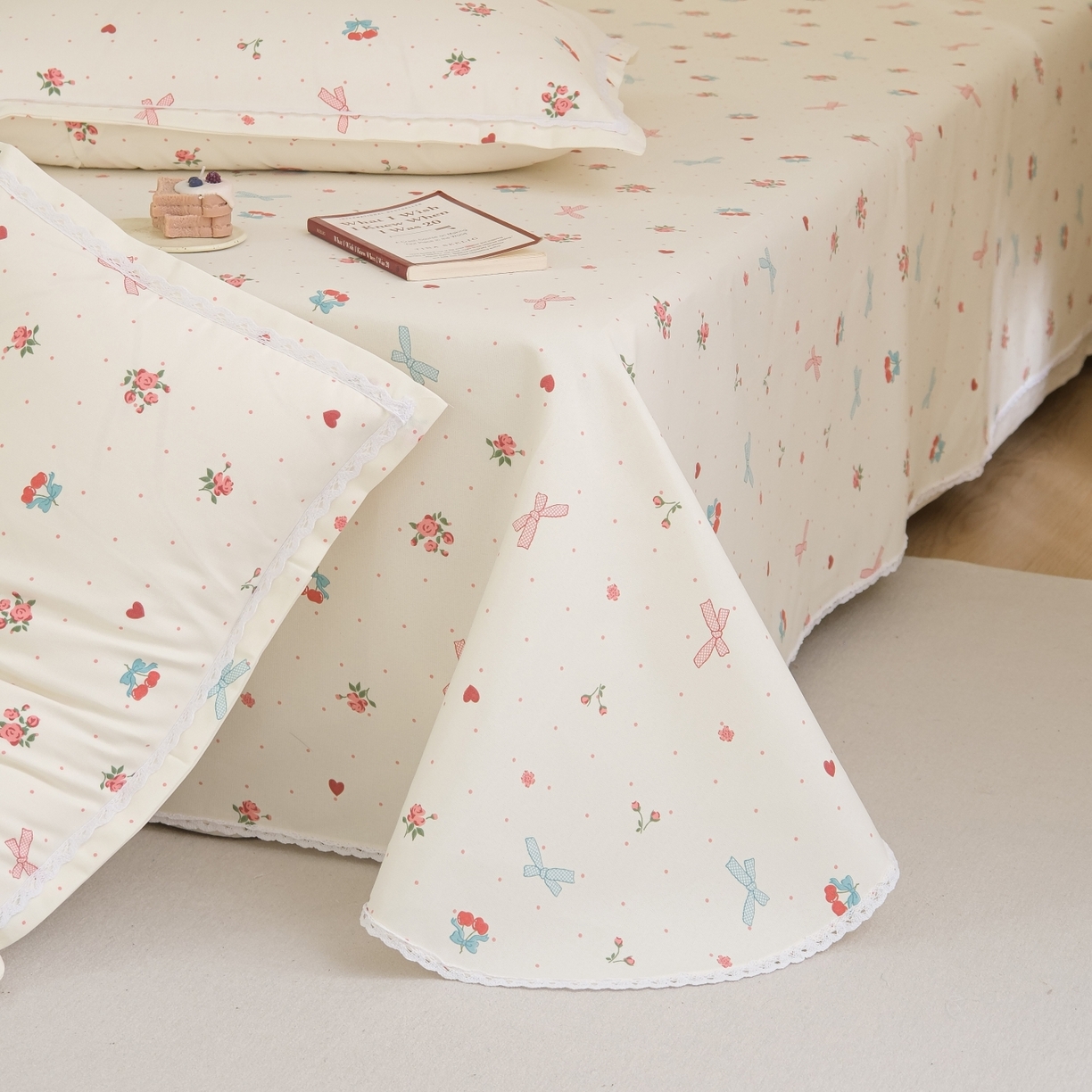 91家纺网 家纺一手货源 找家纺 慕绸家纺（原萌宝老粗布厂家） 2026新款原棉细纱工艺款亲肤柔软老粗布床单凉席席子春夏热门款-直播热卖圆角花边款 铃兰结