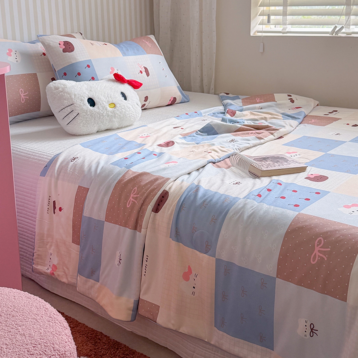 91家纺网 家纺一手货源 找家纺 桃子家居 2026新款A类卡通小清新奶乎乎高品质牛奶丝软糯针织棉嵌绳工艺夏被系列 针织嵌绳-奶盐蓝格纹猫咪