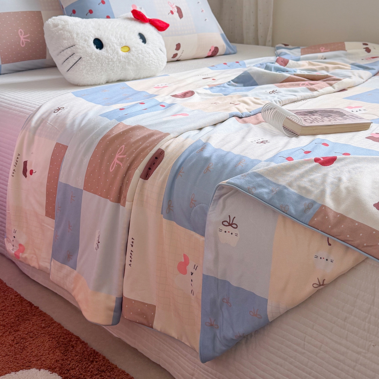 91家纺网 家纺一手货源 找家纺 桃子家居 2026新款A类卡通小清新奶乎乎高品质牛奶丝软糯针织棉嵌绳工艺夏被系列 针织嵌绳-奶盐蓝格纹猫咪