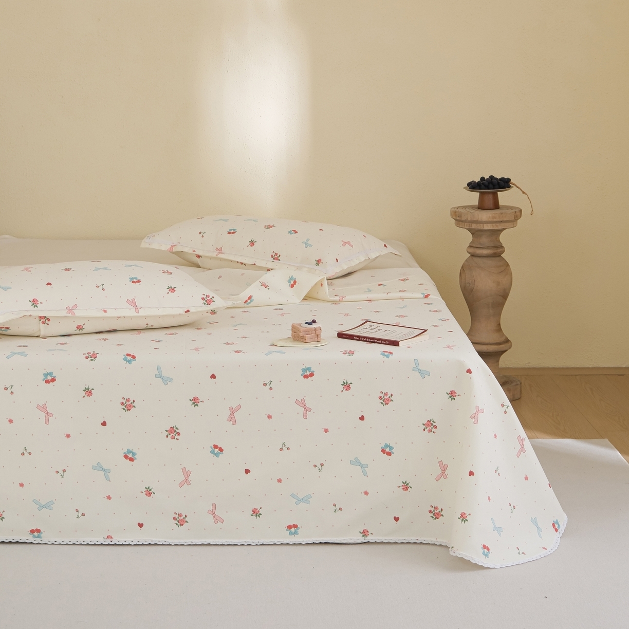 91家纺网 家纺一手货源 找家纺 慕绸家纺（原萌宝老粗布厂家） 2026新款原棉细纱工艺款亲肤柔软老粗布床单凉席席子春夏热门款-直播热卖圆角花边款 铃兰结