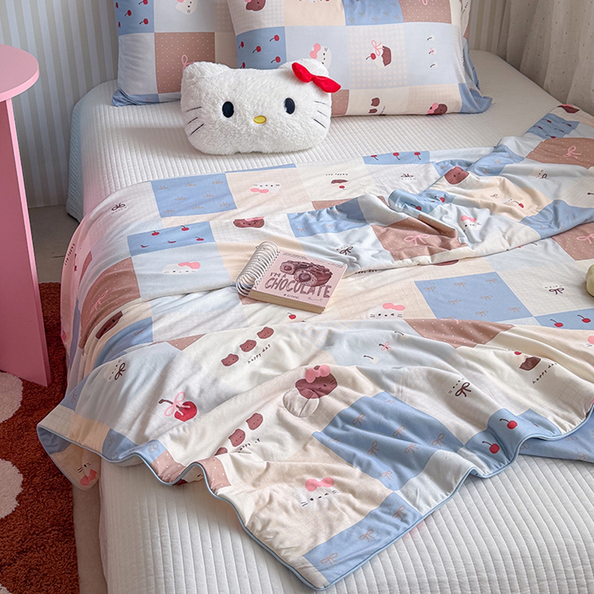 91家纺网 家纺一手货源 找家纺 桃子家居 2026新款A类卡通小清新奶乎乎高品质牛奶丝软糯针织棉嵌绳工艺夏被系列 针织嵌绳-奶盐蓝格纹猫咪