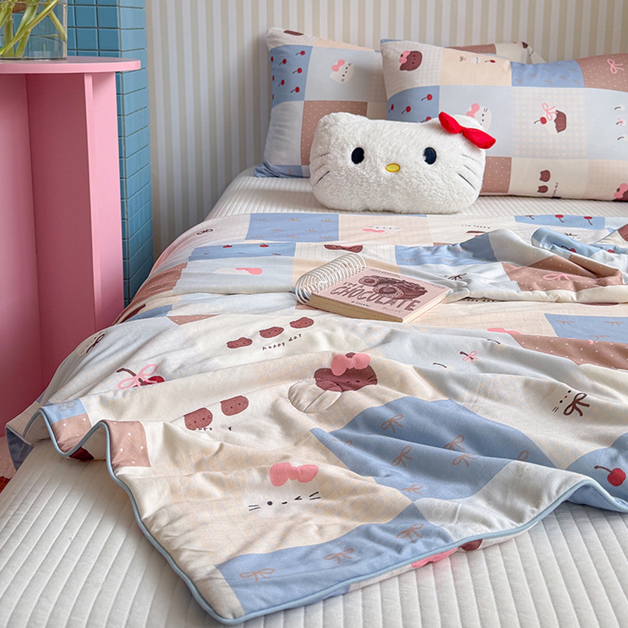 91家纺网 家纺一手货源 找家纺 桃子家居 2026新款A类卡通小清新奶乎乎高品质牛奶丝软糯针织棉嵌绳工艺夏被系列 针织嵌绳-奶盐蓝格纹猫咪