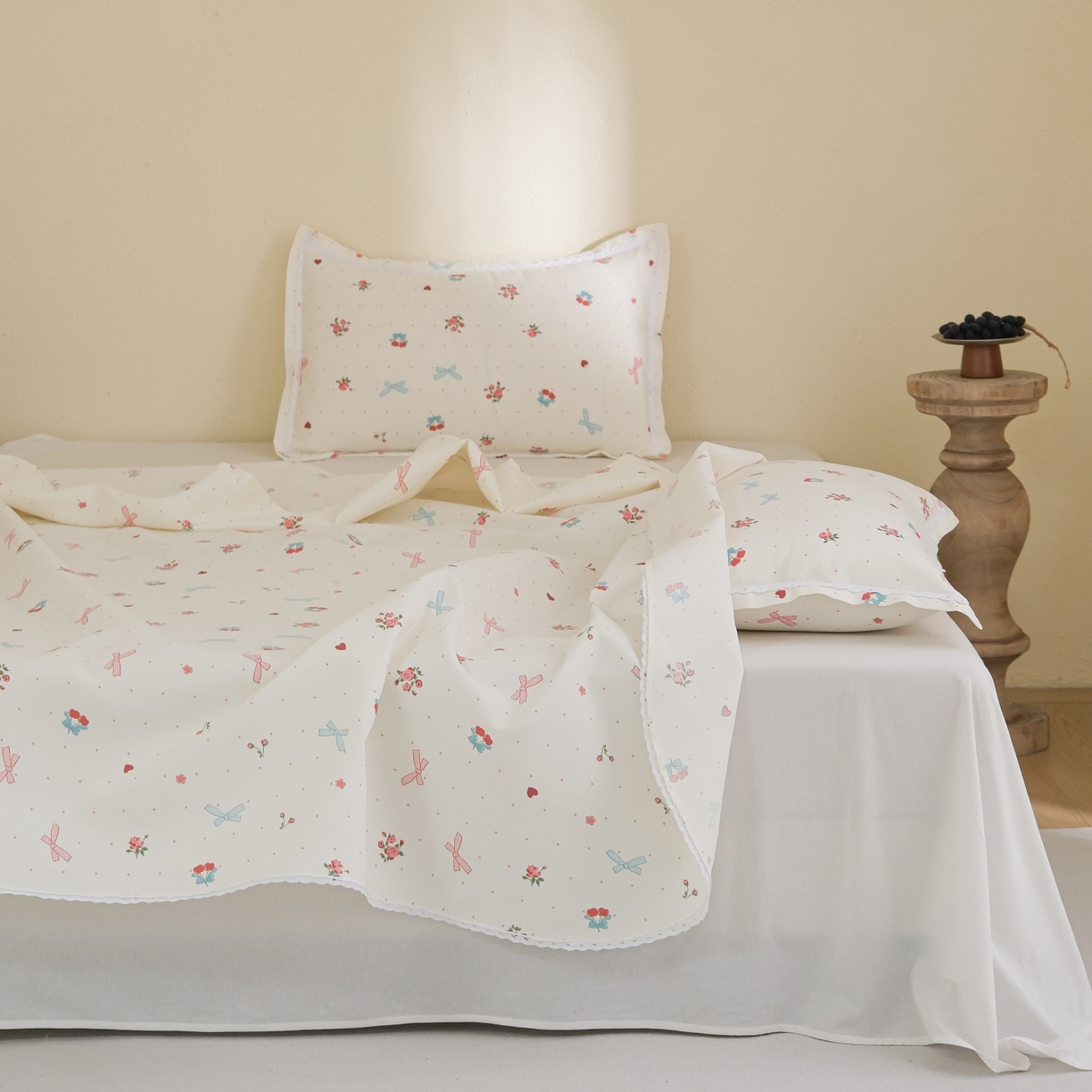 91家纺网 家纺一手货源 找家纺 慕绸家纺（原萌宝老粗布厂家） 2026新款原棉细纱工艺款亲肤柔软老粗布床单凉席席子春夏热门款-直播热卖圆角花边款 铃兰结