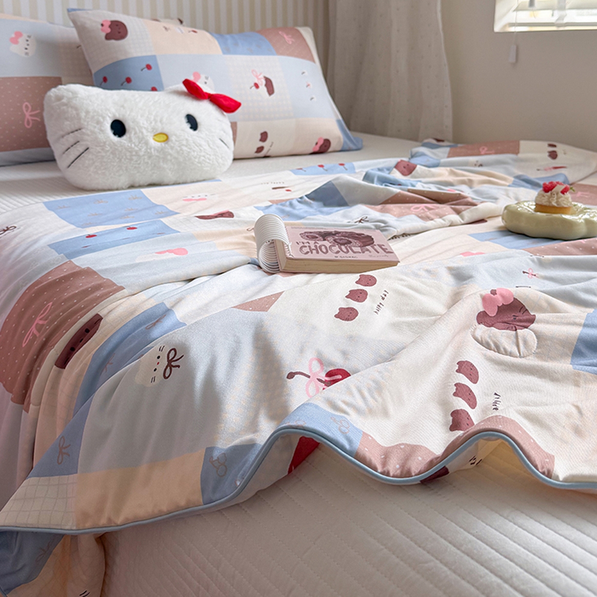 91家纺网 家纺一手货源 找家纺 桃子家居 2026新款A类卡通小清新奶乎乎高品质牛奶丝软糯针织棉嵌绳工艺夏被系列 针织嵌绳-奶盐蓝格纹猫咪