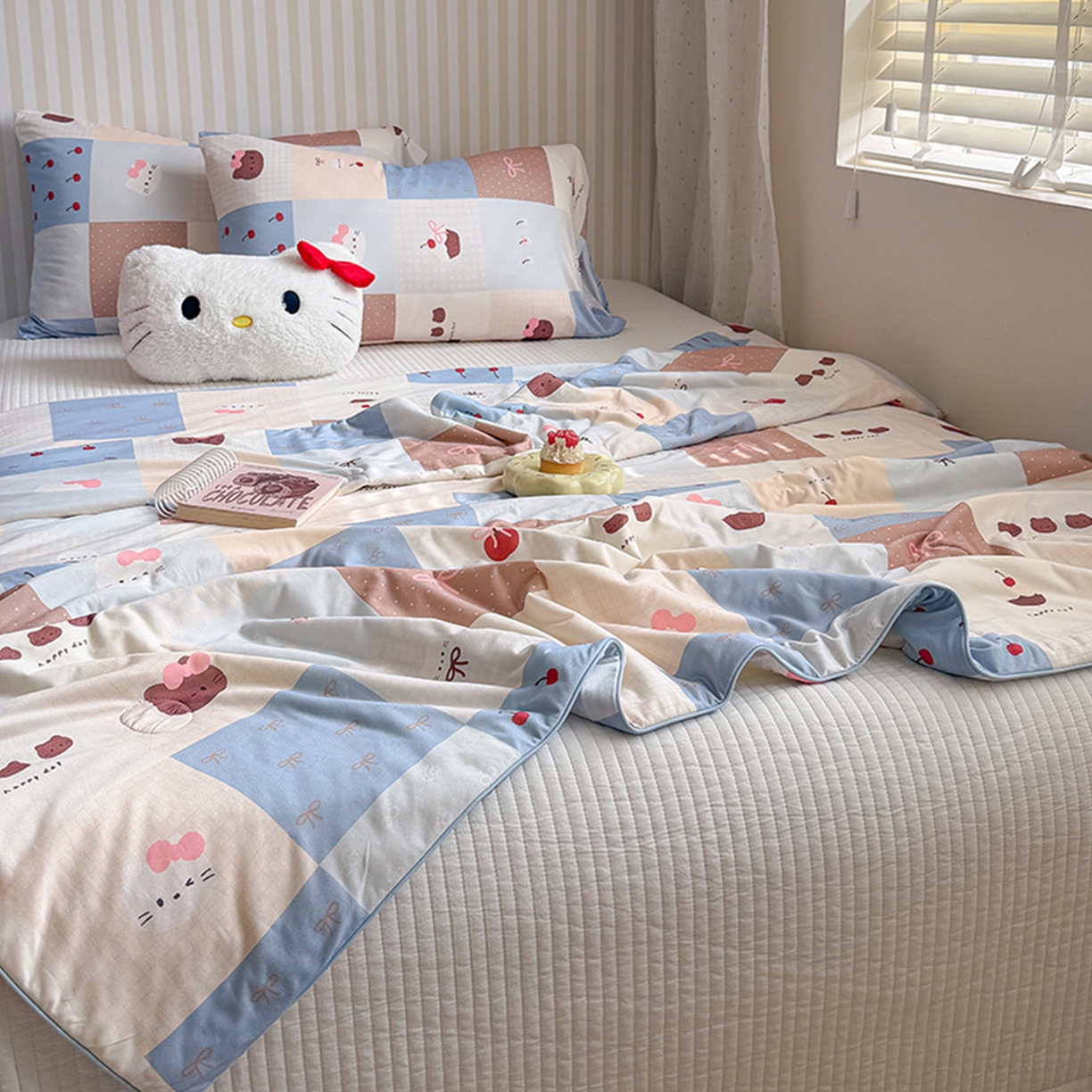 91家纺网 家纺一手货源 找家纺 桃子家居 2026新款A类卡通小清新奶乎乎高品质牛奶丝软糯针织棉嵌绳工艺夏被系列 针织嵌绳-奶盐蓝格纹猫咪