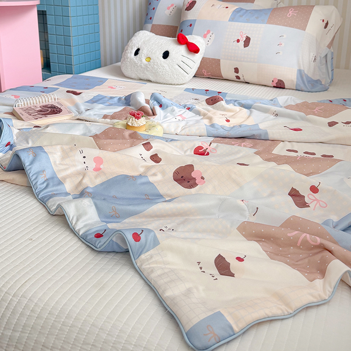 91家纺网 家纺一手货源 找家纺 桃子家居 2026新款A类卡通小清新奶乎乎高品质牛奶丝软糯针织棉嵌绳工艺夏被系列 针织嵌绳-奶盐蓝格纹猫咪