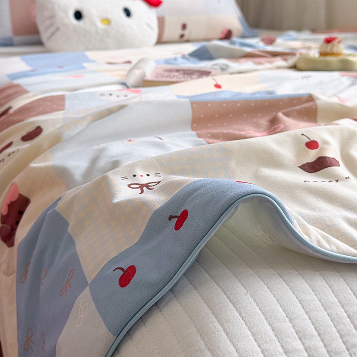 91家纺网 家纺一手货源 找家纺 桃子家居 2026新款A类卡通小清新奶乎乎高品质牛奶丝软糯针织棉嵌绳工艺夏被系列 针织嵌绳-奶盐蓝格纹猫咪
