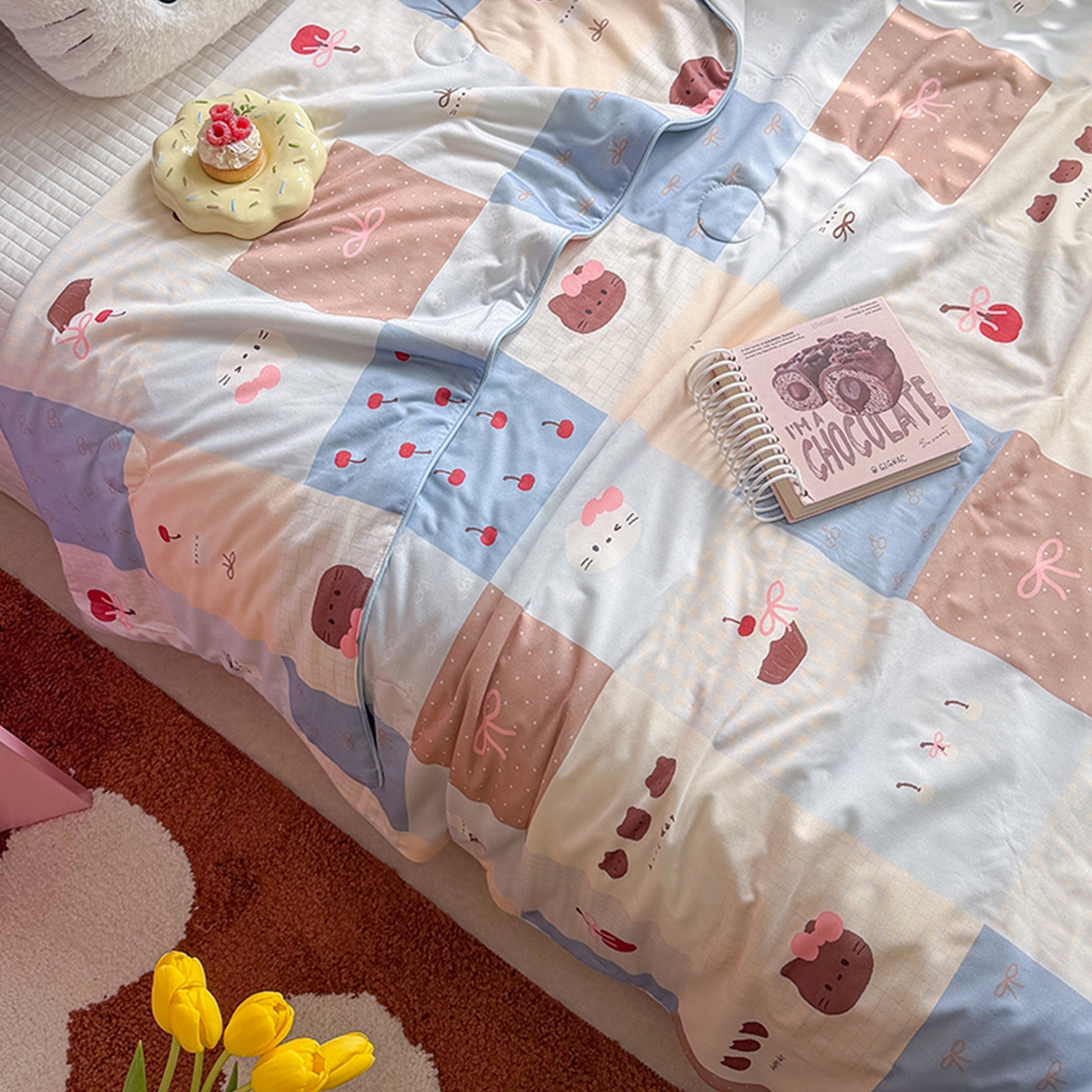 91家纺网 家纺一手货源 找家纺 桃子家居 2026新款A类卡通小清新奶乎乎高品质牛奶丝软糯针织棉嵌绳工艺夏被系列 针织嵌绳-奶盐蓝格纹猫咪