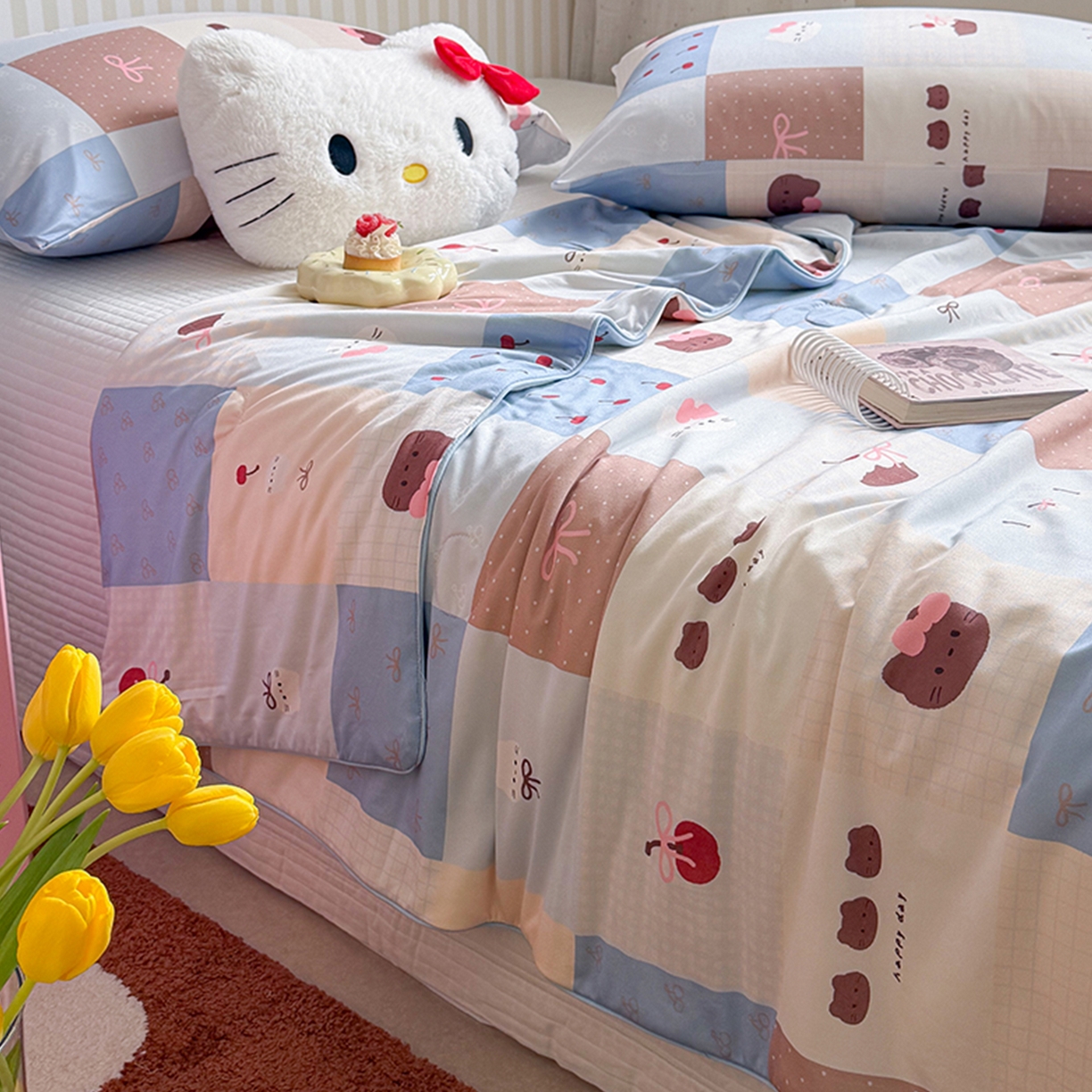 91家纺网 家纺一手货源 找家纺 桃子家居 2026新款A类卡通小清新奶乎乎高品质牛奶丝软糯针织棉嵌绳工艺夏被系列 针织嵌绳-奶盐蓝格纹猫咪