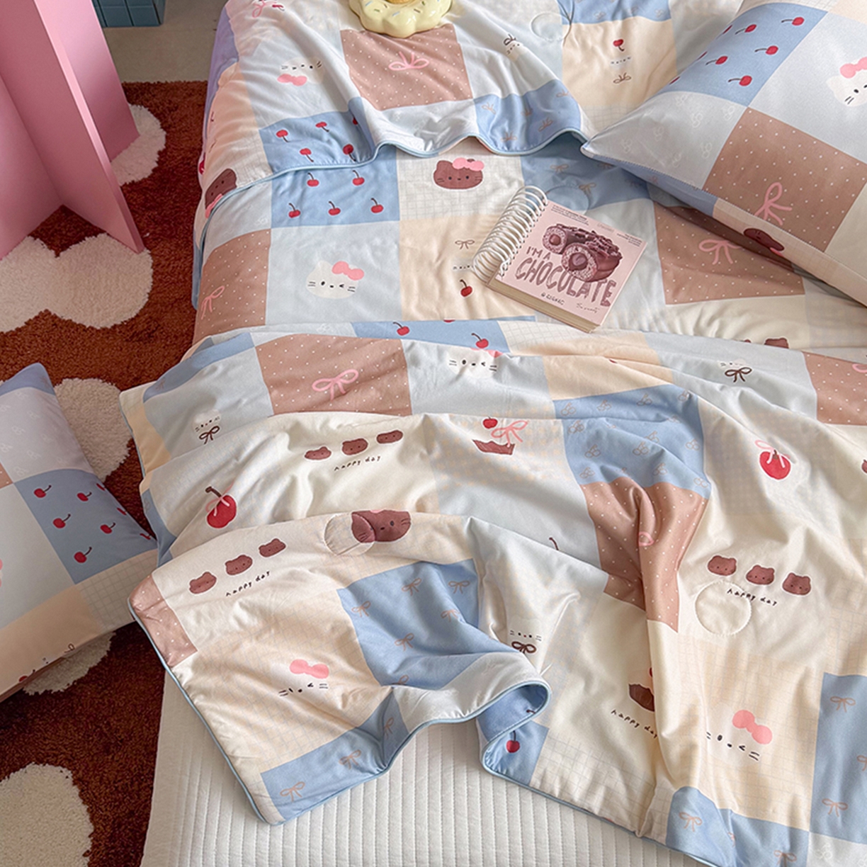 91家纺网 家纺一手货源 找家纺 桃子家居 2026新款A类卡通小清新奶乎乎高品质牛奶丝软糯针织棉嵌绳工艺夏被系列 针织嵌绳-奶盐蓝格纹猫咪