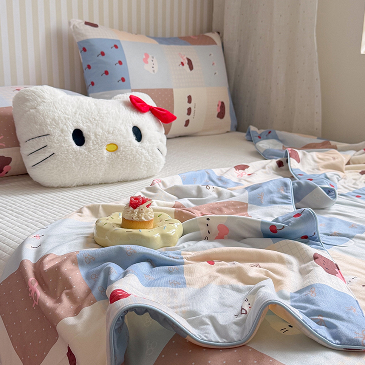 91家纺网 家纺一手货源 找家纺 桃子家居 2026新款A类卡通小清新奶乎乎高品质牛奶丝软糯针织棉嵌绳工艺夏被系列 针织嵌绳-奶盐蓝格纹猫咪