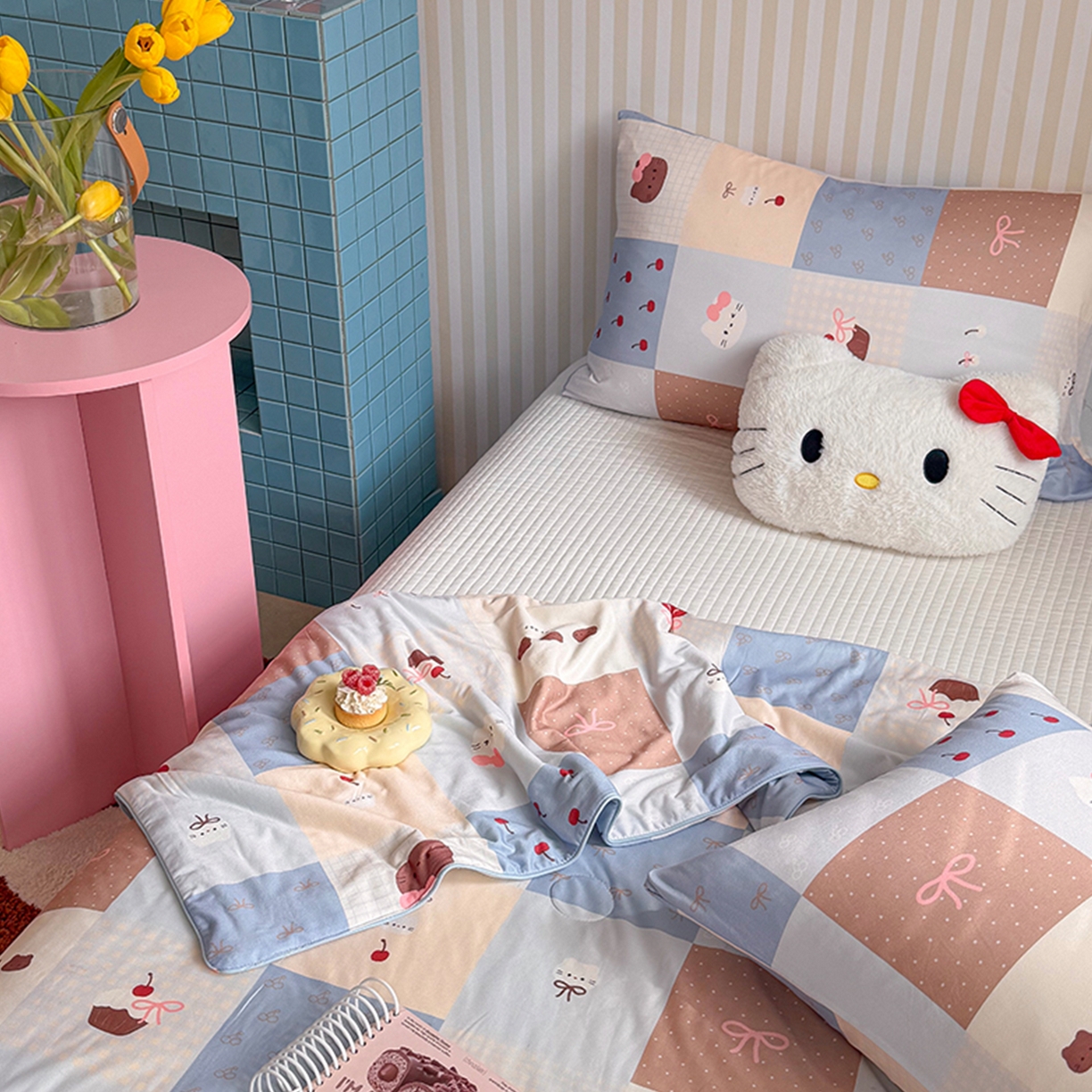91家纺网 家纺一手货源 找家纺 桃子家居 2026新款A类卡通小清新奶乎乎高品质牛奶丝软糯针织棉嵌绳工艺夏被系列 针织嵌绳-奶盐蓝格纹猫咪