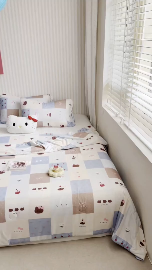 91家纺网 家纺一手货源 找家纺 桃子家居 2026新款A类卡通小清新奶乎乎高品质牛奶丝软糯针织棉嵌绳工艺夏被系列 针织嵌绳-奶盐蓝格纹猫咪