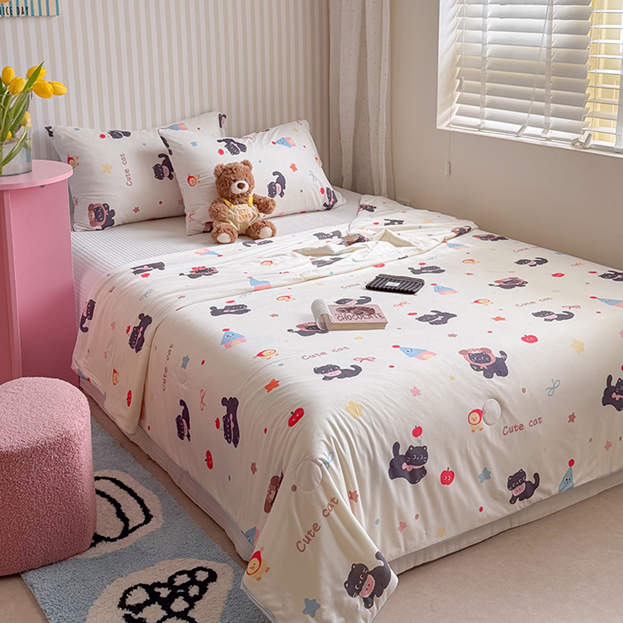 91家纺网 家纺一手货源 找家纺 桃子家居 2026新款A类卡通小清新奶乎乎高品质牛奶丝软糯针织棉嵌绳工艺夏被系列 针织嵌绳-苹果猫