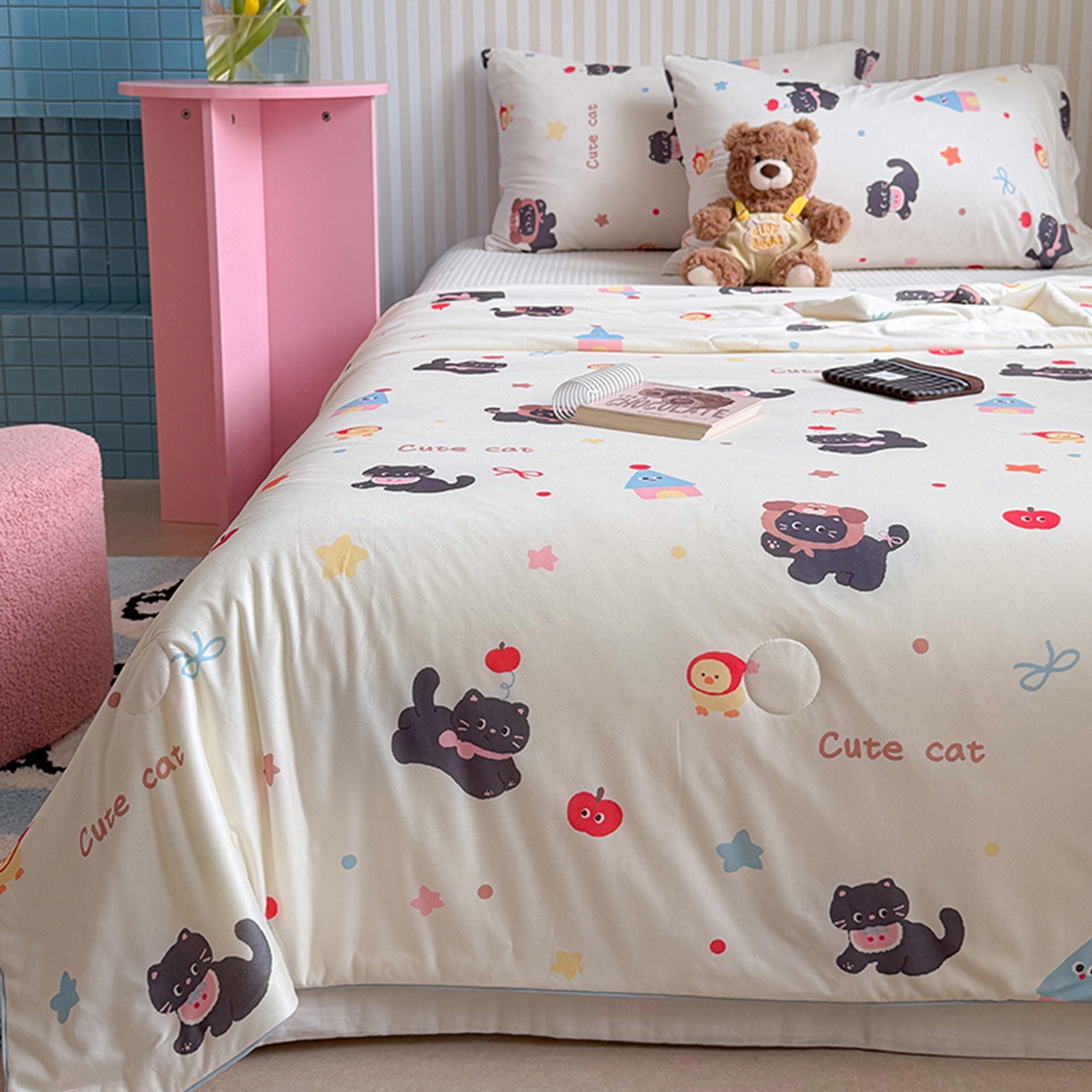 91家纺网 家纺一手货源 找家纺 桃子家居 2026新款A类卡通小清新奶乎乎高品质牛奶丝软糯针织棉嵌绳工艺夏被系列 针织嵌绳-苹果猫