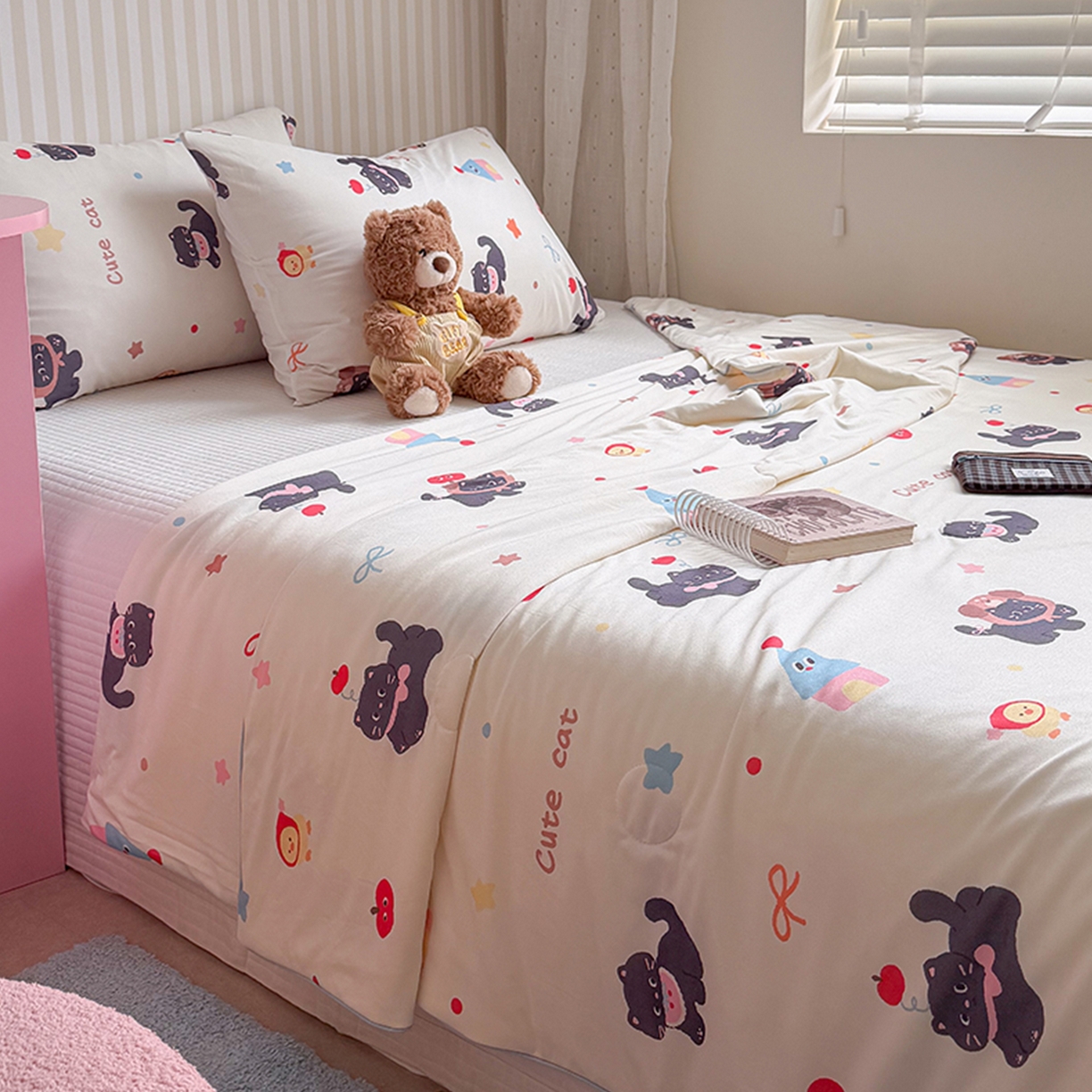 91家纺网 家纺一手货源 找家纺 桃子家居 2026新款A类卡通小清新奶乎乎高品质牛奶丝软糯针织棉嵌绳工艺夏被系列 针织嵌绳-苹果猫