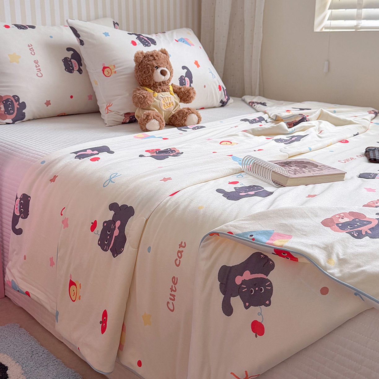 91家纺网 家纺一手货源 找家纺 桃子家居 2026新款A类卡通小清新奶乎乎高品质牛奶丝软糯针织棉嵌绳工艺夏被系列 针织嵌绳-苹果猫