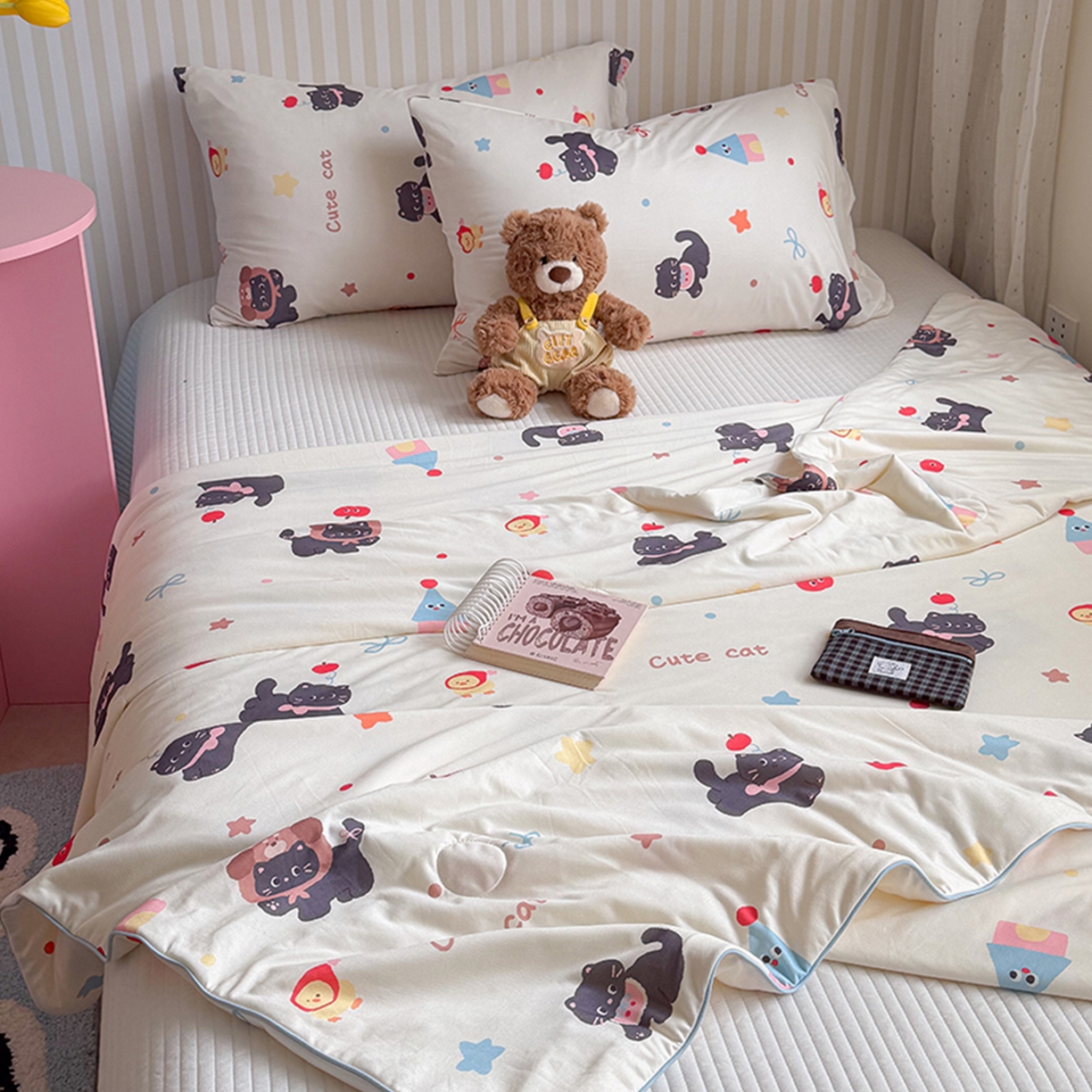 91家纺网 家纺一手货源 找家纺 桃子家居 2026新款A类卡通小清新奶乎乎高品质牛奶丝软糯针织棉嵌绳工艺夏被系列 针织嵌绳-苹果猫