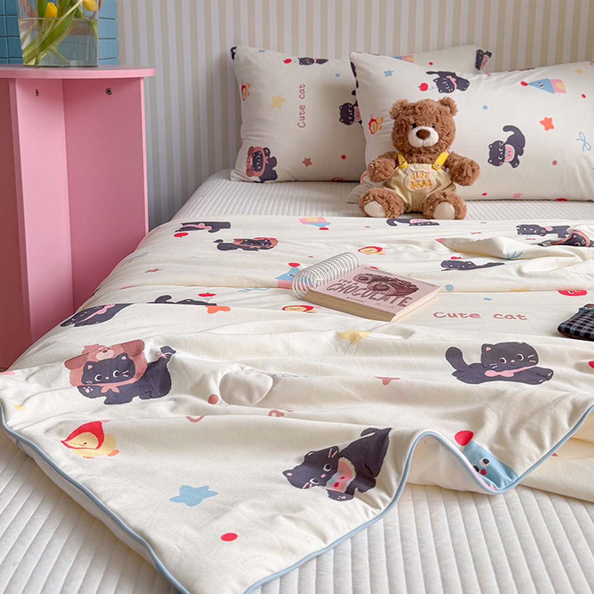 91家纺网 家纺一手货源 找家纺 桃子家居 2026新款A类卡通小清新奶乎乎高品质牛奶丝软糯针织棉嵌绳工艺夏被系列 针织嵌绳-苹果猫