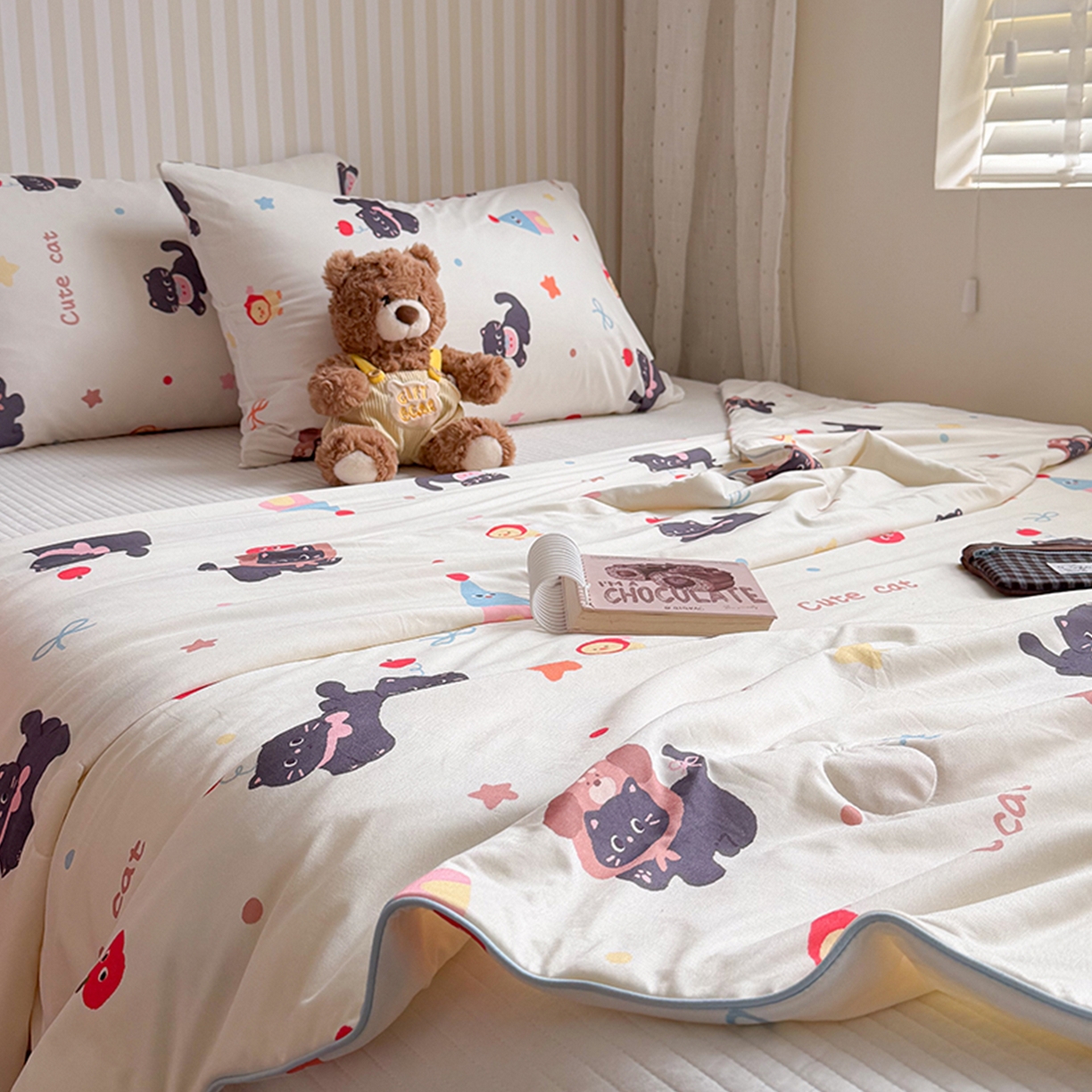 91家纺网 家纺一手货源 找家纺 桃子家居 2026新款A类卡通小清新奶乎乎高品质牛奶丝软糯针织棉嵌绳工艺夏被系列 针织嵌绳-苹果猫