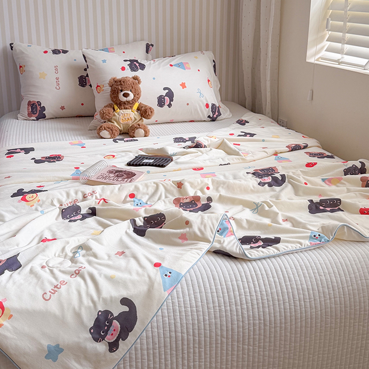 91家纺网 家纺一手货源 找家纺 桃子家居 2026新款A类卡通小清新奶乎乎高品质牛奶丝软糯针织棉嵌绳工艺夏被系列 针织嵌绳-苹果猫