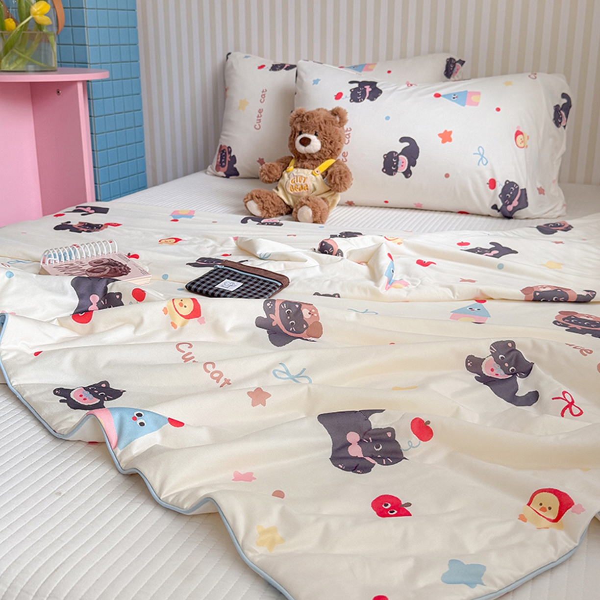 91家纺网 家纺一手货源 找家纺 桃子家居 2026新款A类卡通小清新奶乎乎高品质牛奶丝软糯针织棉嵌绳工艺夏被系列 针织嵌绳-苹果猫