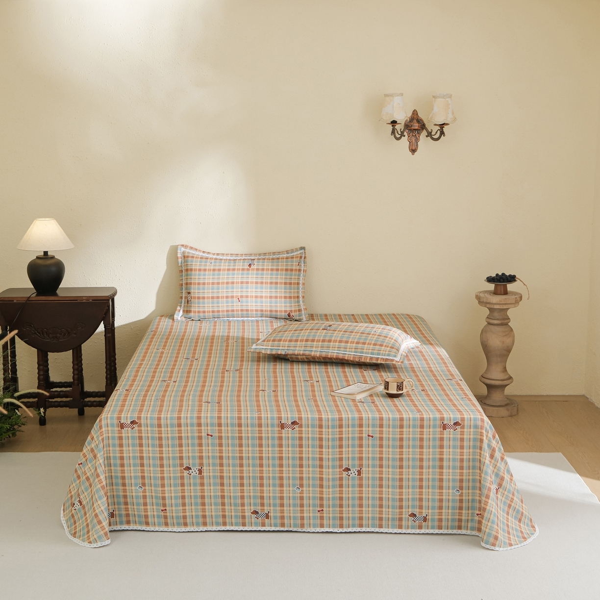 91家纺网 家纺一手货源 找家纺 慕绸家纺（原萌宝老粗布厂家） 2026新款原棉细纱工艺款亲肤柔软老粗布床单凉席席子春夏热门款-直播热卖圆角花边款 美式腊肠狗