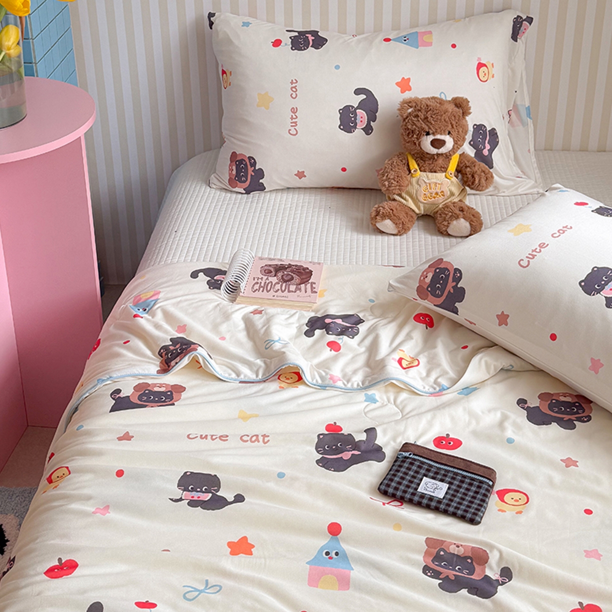 91家纺网 家纺一手货源 找家纺 桃子家居 2026新款A类卡通小清新奶乎乎高品质牛奶丝软糯针织棉嵌绳工艺夏被系列 针织嵌绳-苹果猫