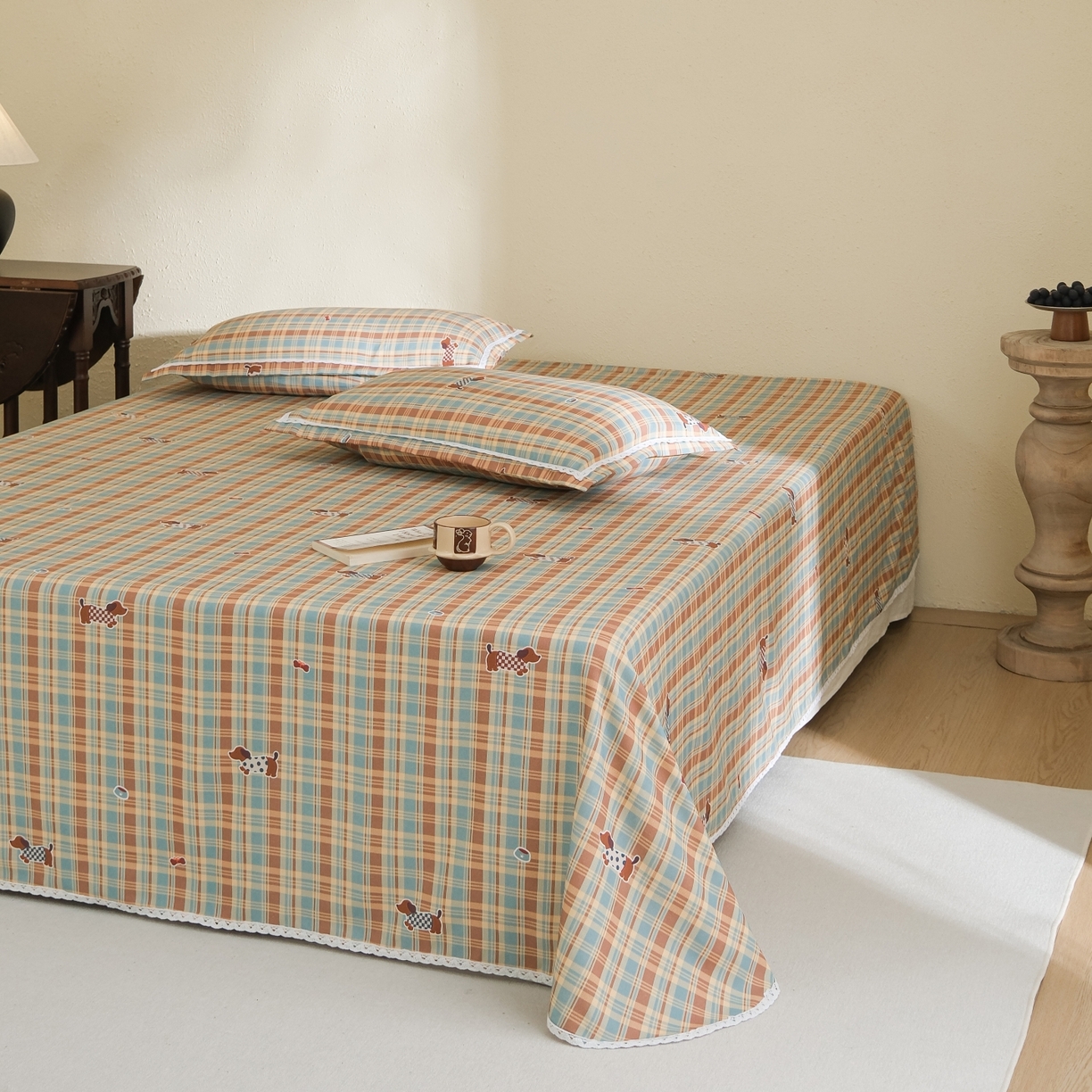 91家纺网 家纺一手货源 找家纺 慕绸家纺（原萌宝老粗布厂家） 2026新款原棉细纱工艺款亲肤柔软老粗布床单凉席席子春夏热门款-直播热卖圆角花边款 美式腊肠狗