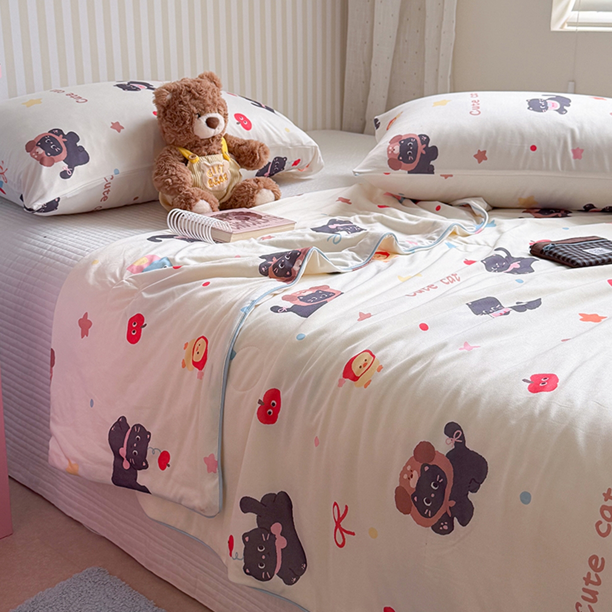 91家纺网 家纺一手货源 找家纺 桃子家居 2026新款A类卡通小清新奶乎乎高品质牛奶丝软糯针织棉嵌绳工艺夏被系列 针织嵌绳-苹果猫