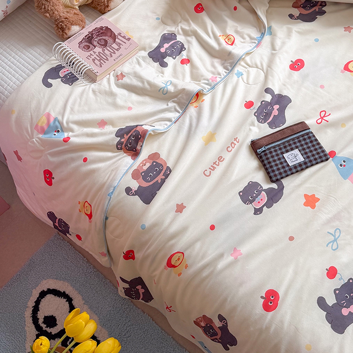 91家纺网 家纺一手货源 找家纺 桃子家居 2026新款A类卡通小清新奶乎乎高品质牛奶丝软糯针织棉嵌绳工艺夏被系列 针织嵌绳-苹果猫