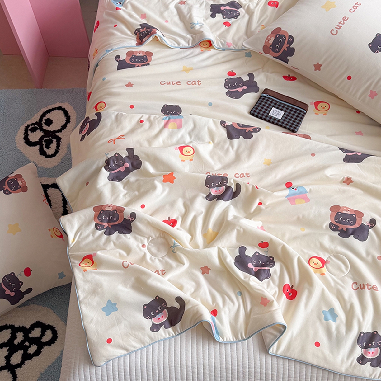 91家纺网 家纺一手货源 找家纺 桃子家居 2026新款A类卡通小清新奶乎乎高品质牛奶丝软糯针织棉嵌绳工艺夏被系列 针织嵌绳-苹果猫