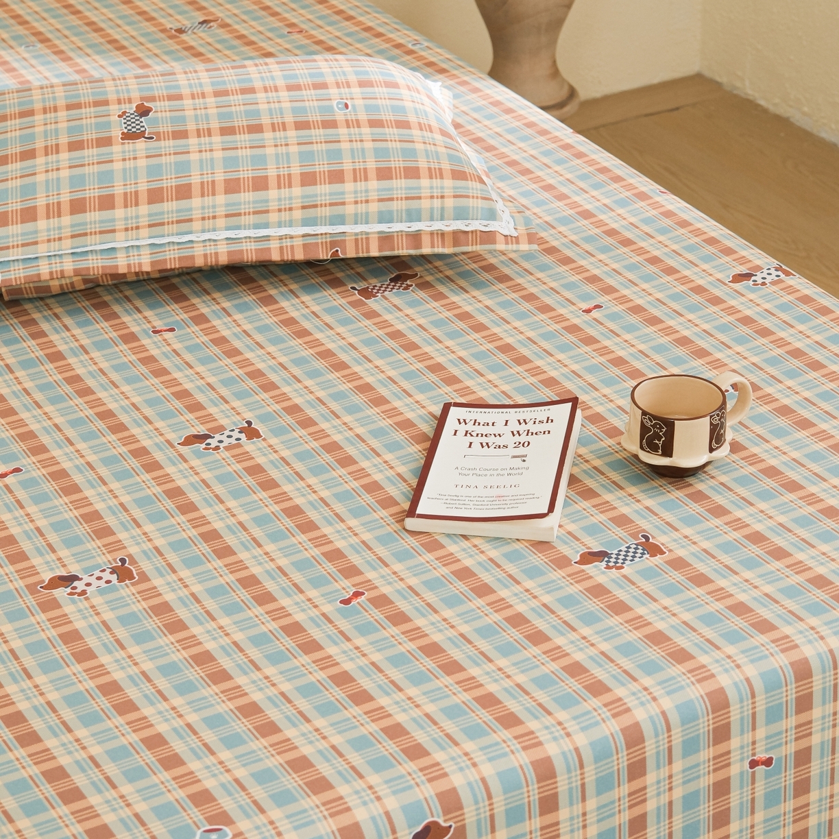 91家纺网 家纺一手货源 找家纺 慕绸家纺（原萌宝老粗布厂家） 2026新款原棉细纱工艺款亲肤柔软老粗布床单凉席席子春夏热门款-直播热卖圆角花边款 美式腊肠狗