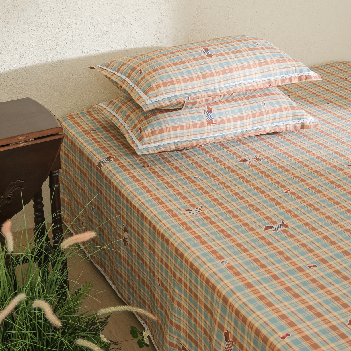 91家纺网 家纺一手货源 找家纺 慕绸家纺（原萌宝老粗布厂家） 2026新款原棉细纱工艺款亲肤柔软老粗布床单凉席席子春夏热门款-直播热卖圆角花边款 美式腊肠狗